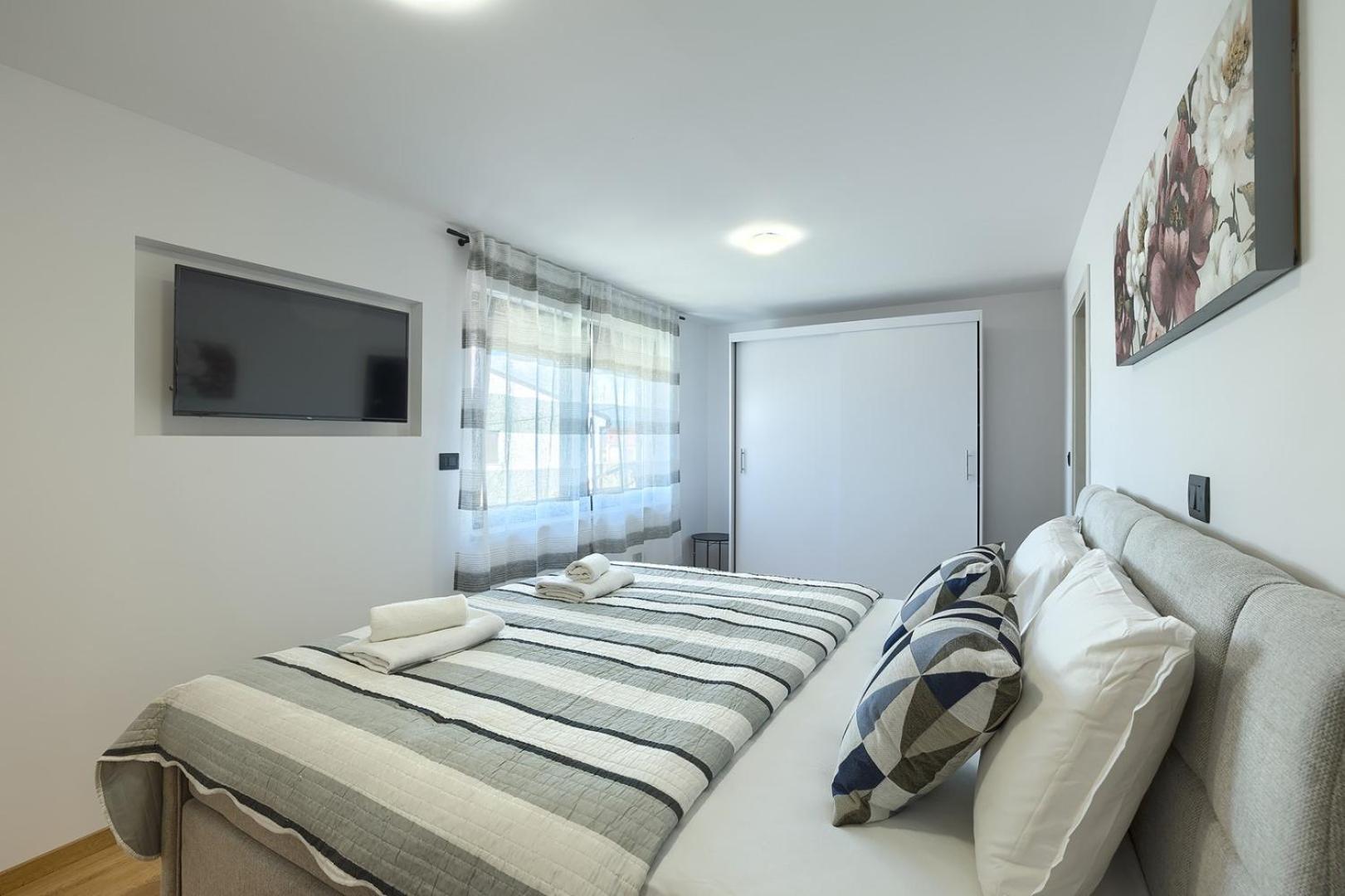 Meri With Private Pool And Sea View Pula