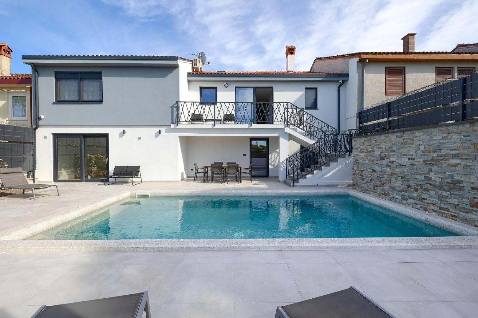 Meri With Private Pool And Sea View Pula