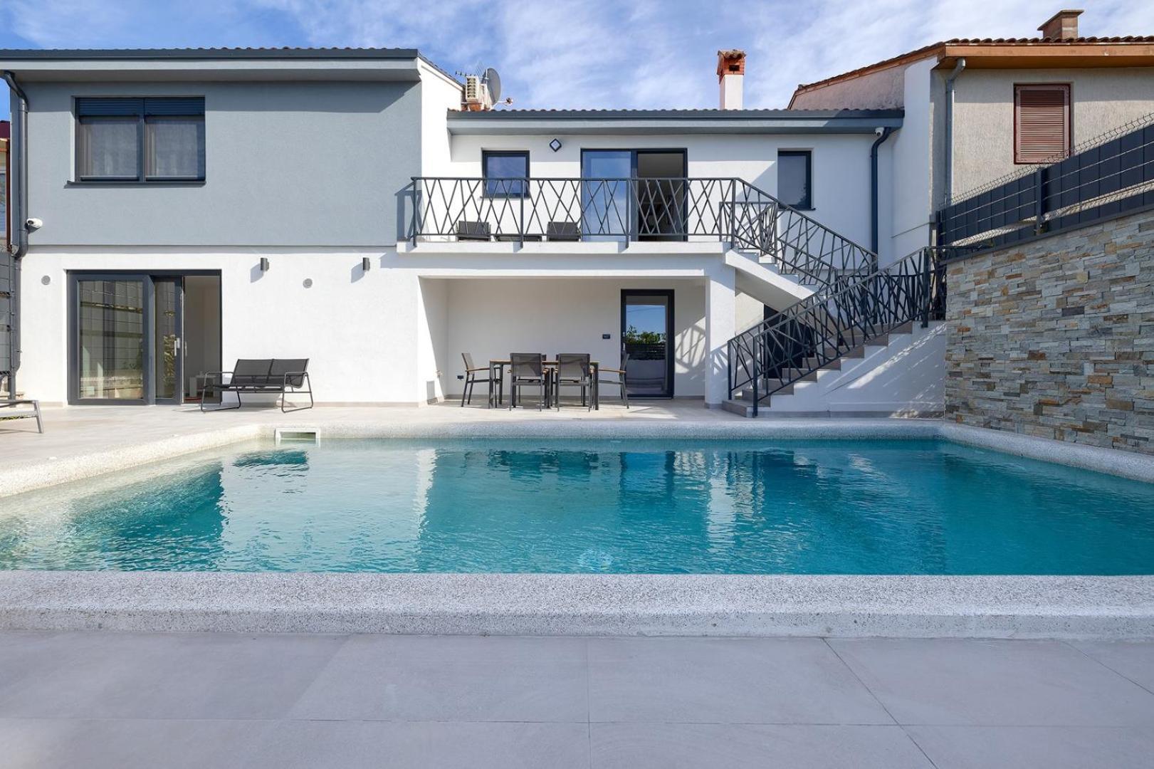 Meri With Private Pool And Sea View Pula