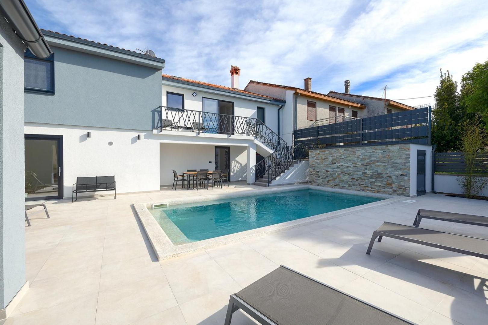Meri With Private Pool And Sea View Pula